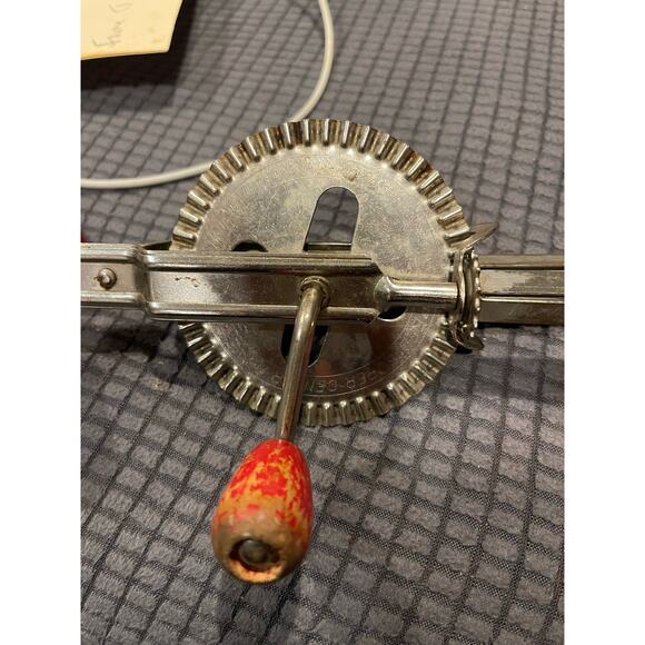 Vintage High Speed Super Center Drive Beater Stainless Red Wood Handle USA - Picture 6 of 6